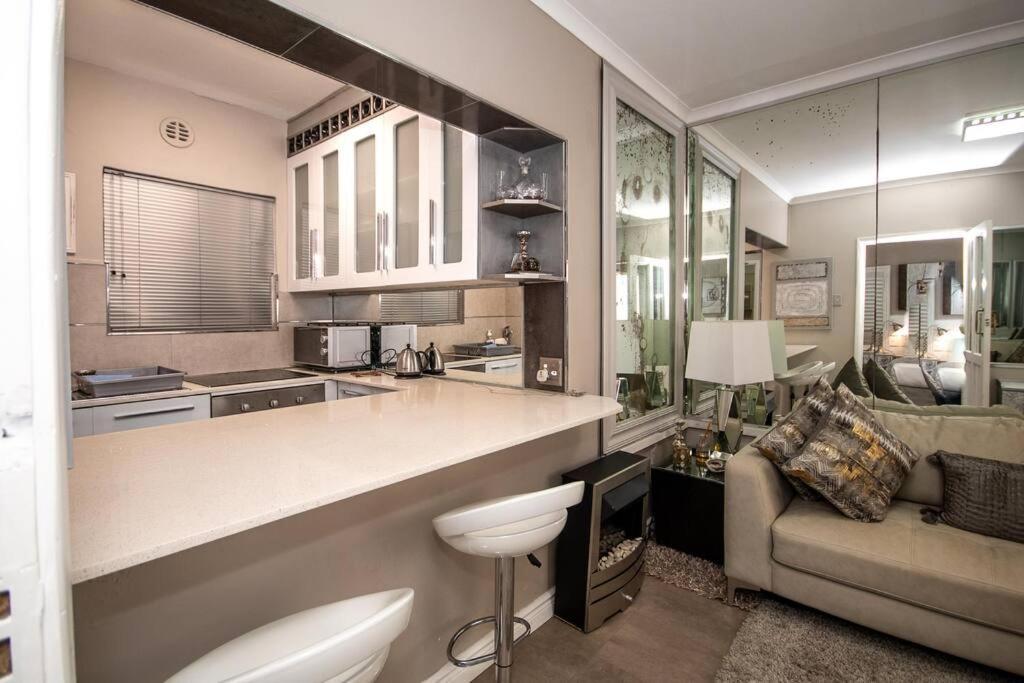 Live By The Sea 206 Saratoga Apartment Cape Town