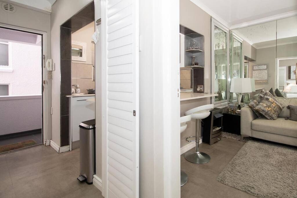 Live By The Sea 206 Saratoga Apartment Cape Town